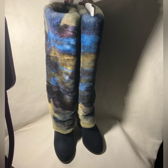 Ugg X Claire Tabouret Fluff Sapphire Boot - Picture 5 of 11